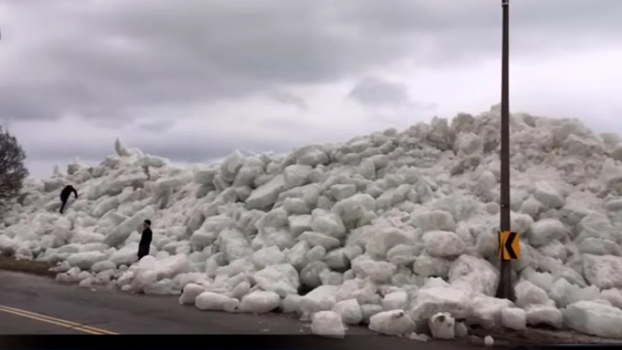 TSUNAMI DE GHEAȚĂ face ravagii. Ziduri înghețate au dărâmat copaci și stâlpi de iluminat