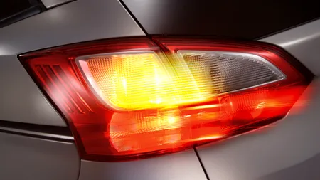 Chestionare auto. Când se folosesc luminile de avarie?