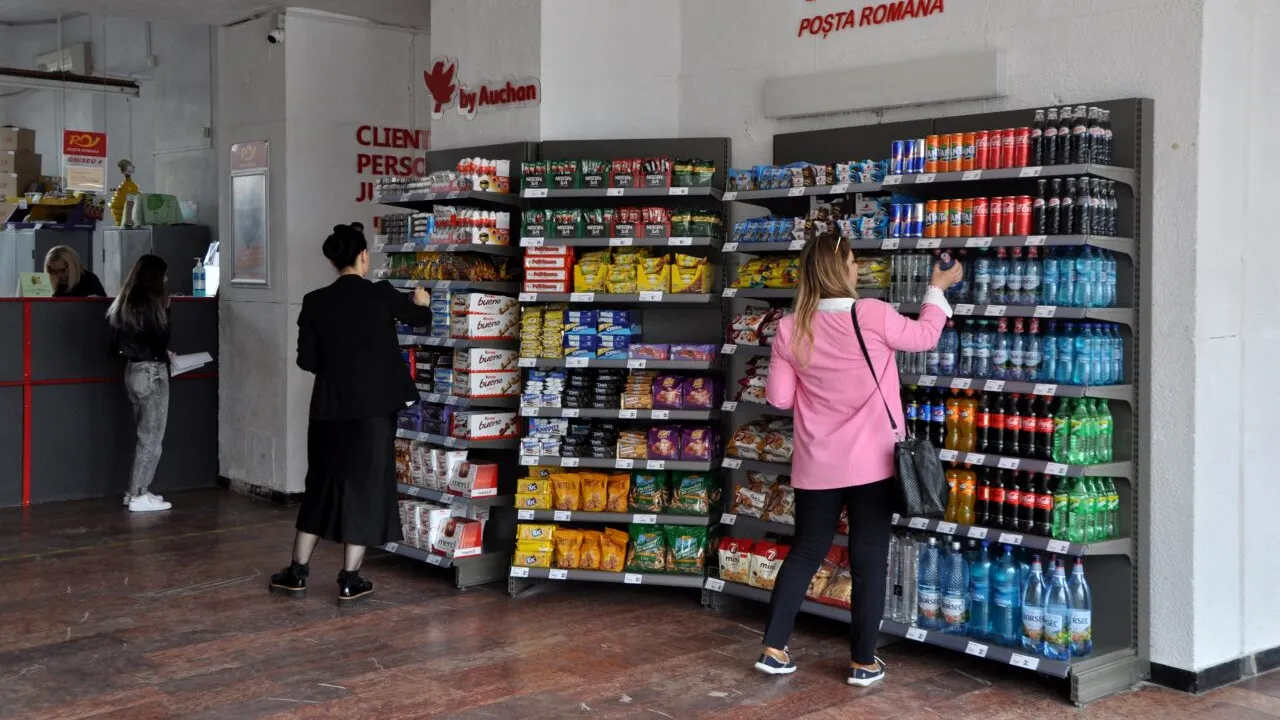 Poșta Română va vinde produse alimentare și nealimentare. Ce vor găsi clienții la raft