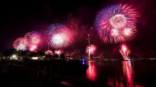 Americanii înlocuiesc focurile de artificii cu SPECTACOLE CU DRONE. Incendiile de pădure schimbă tradițiile