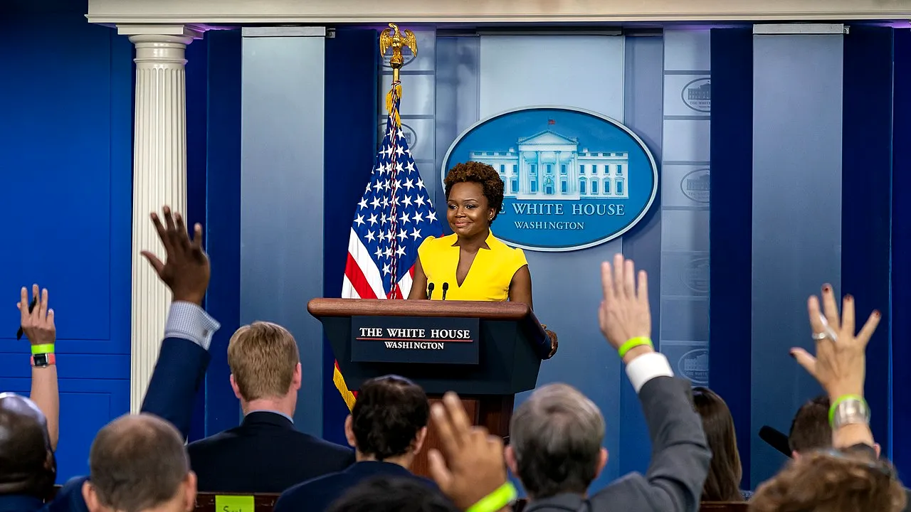 Biden numește prima femeie de culoare și prima lesbiană în funcția de purtător de cuvânt la Casa Albă. Karine Jean-Pierre: „Sunt tot ceea ce Donald Trump urăște”