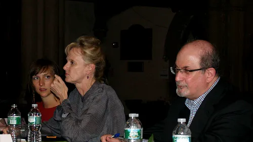 VIDEO. Scriitorul Salman Rushdie, autorul „Versetelor satanice”, înjunghiat pe o scenă din New York. A fost transportat de urgență la spital cu un elicopter militar
