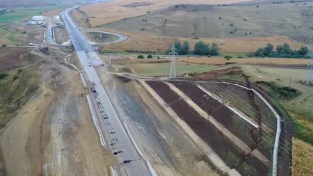 După autostrada plutitoare, avem și autostrada fisurată. Ministrul Cuc: Constructorul respectă termenul