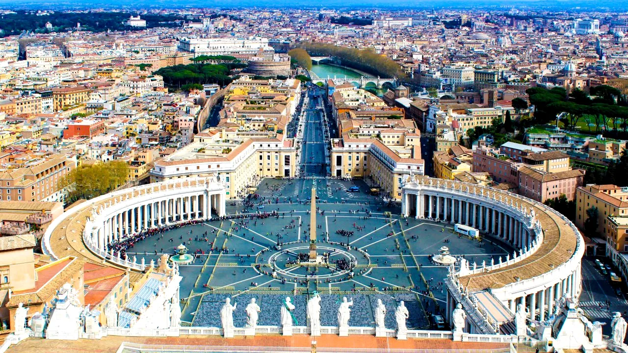 Panică la Vatican. Un bărbat înarmat cu mai multe cuţite a început să amenințe că-i va ucide pe turiștii din Piața Sfântul Petru