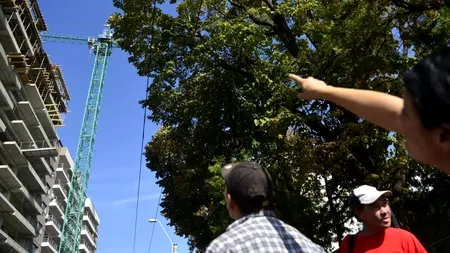 Un bărbat AMENINȚĂ CĂ SE ARUNCĂ de la etajul nouă al unui bloc din centrul Capitalei