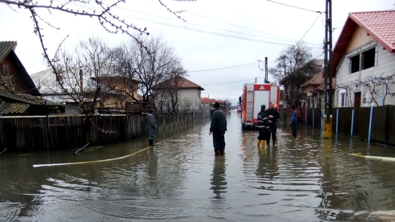 Cod portocaliu de inundații pe râuri din 10 județe