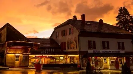 Singurul hotel din lume aflat în două țări simultan. Cât costă o noapte de cazare