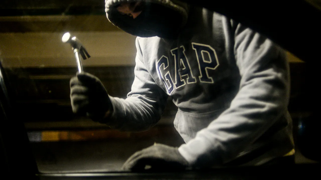 Furturi pe bandă rulantă: Șase mașini au fost sparte, în noaptea de marți spre miercuri, într-un cartier din Craiova