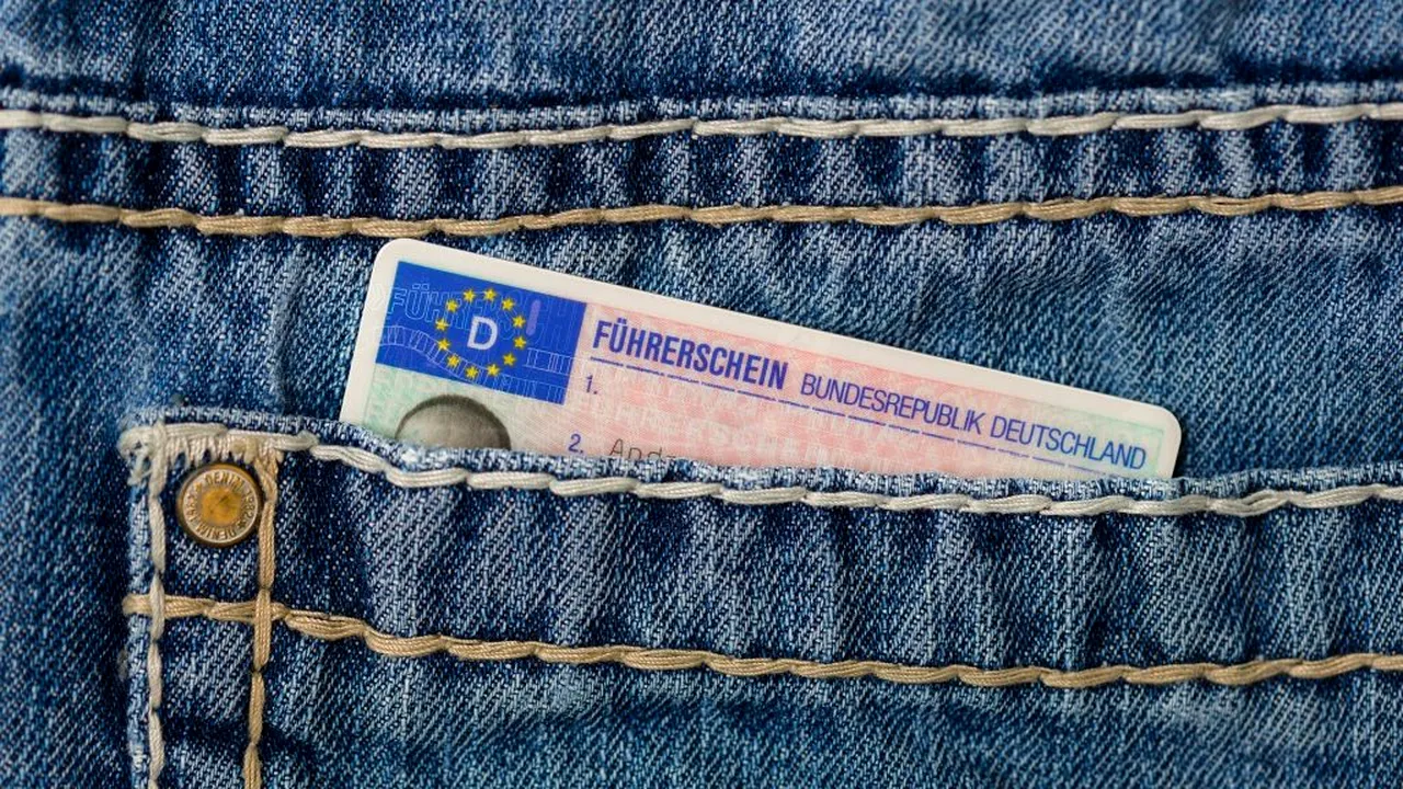 Permise de conducere „originale”, vândute fraudulos pe Facebook și TikTok / Trei persoane au fost REȚINUTE