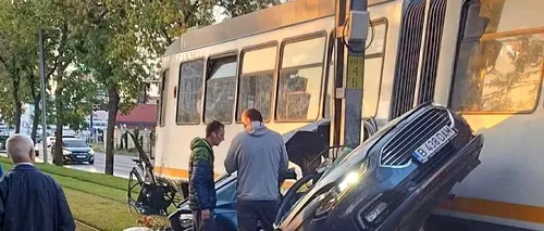 Accident TERIBIL în București, pe Șoseaua Progresului. Șofer mort după ce mașina a fost ruptă în două de un tramvai!/Vatmanul, pozitiv la DrugTest!