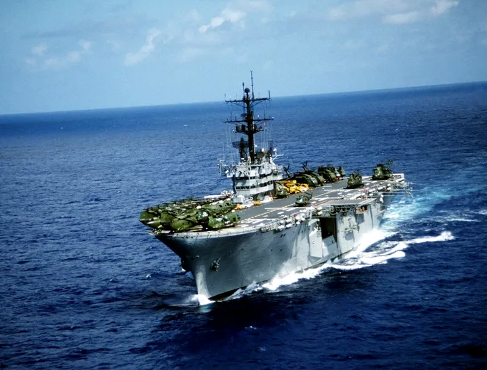 Docul de aterizare a elicopterelor USS Iwo Jima (LHD-7) este o navă de asalt amfibie din clasa Viesp a Marinei Statelor Unite