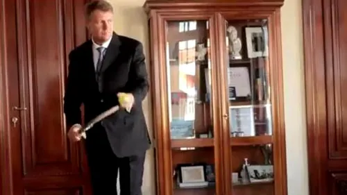 Klaus Iohannis, primarul Sibiului, apare într-un spot de promovare a unui turneu de tenis. VIDEO 