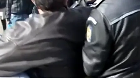 Șofer băut, încătușat de polițiști după ce a făcut scandal în trafic
