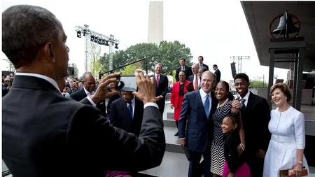 George W. Bush l-a întrerupt pe Obama pentru a-l ruga să îi facă o poză. Filmarea a devenit virală