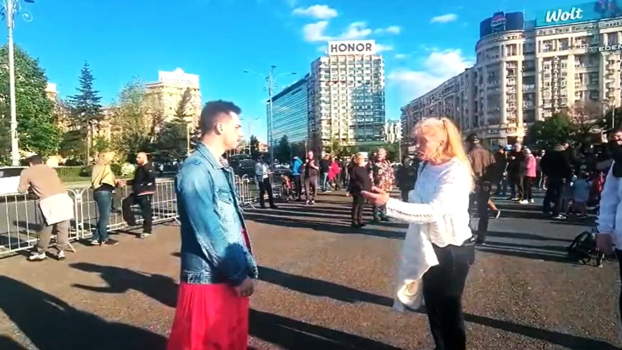 Primul incident la mitingul pro-Bolojan. Un bărbat în fustă, gonit de ceilalți manifestanți: Pleacă de aici! Aici sunt oameni normali