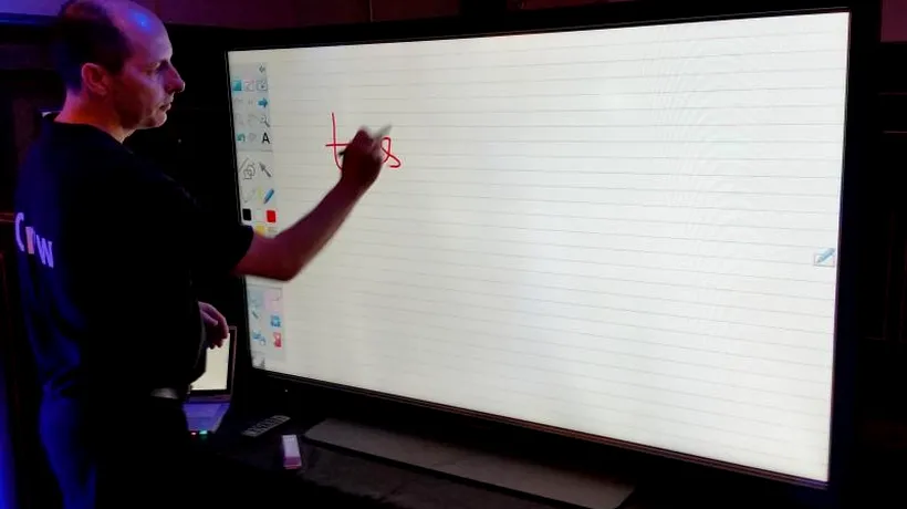 Aceasta este „tabla digitală, pe care 4 utilizatori pot desena și scrie în același timp