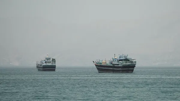 Reuters: Navele încep traversarea prin Strâmtoarea Ormuz în cadrul programului ONU de evacuare a flotei blocate