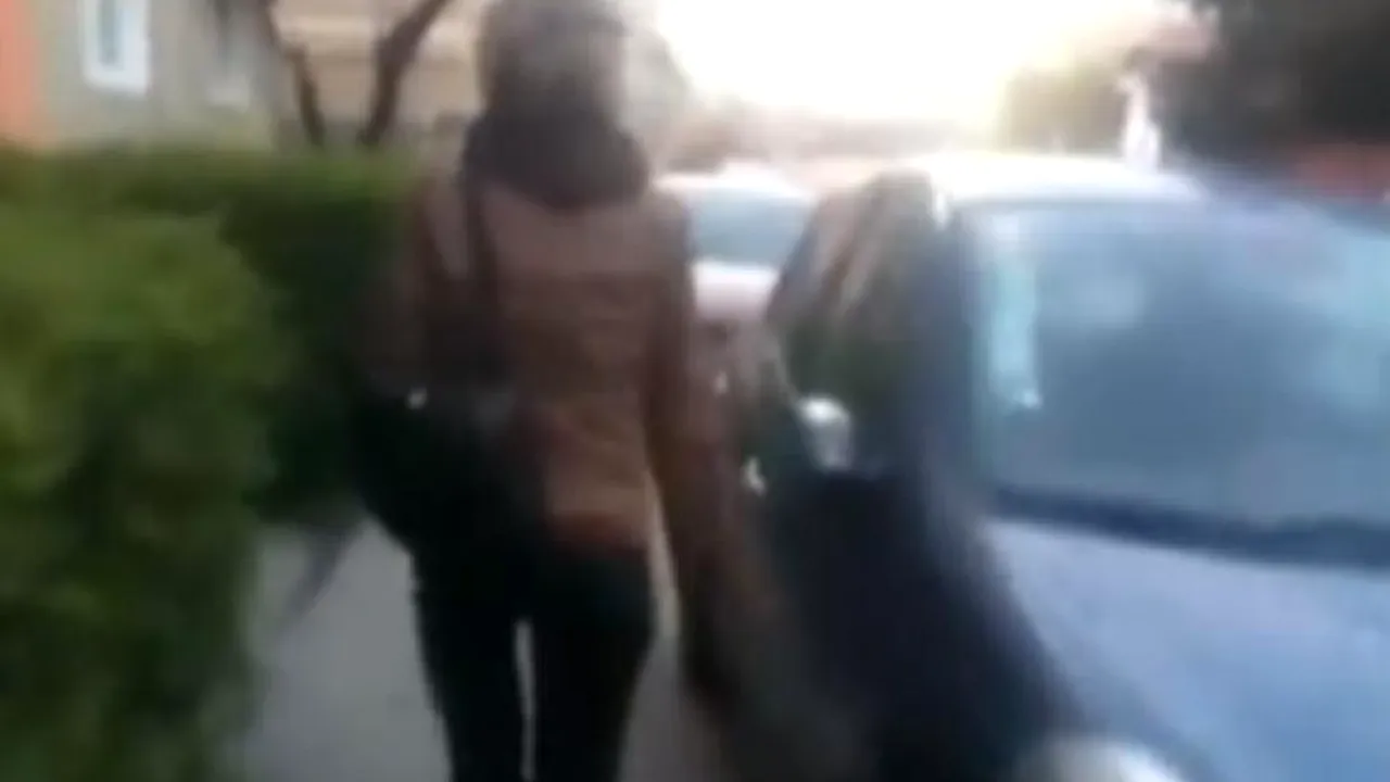 Imagine șocantă pentru nouă șoferi. O femeie le-a vandalizat mașinile pentru că erau parcate pe trotuar