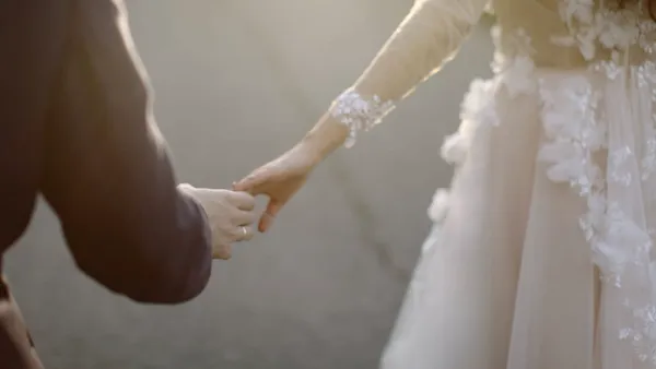 Doi soți care sunt căsătoriți de 19 ani au descoperit că sunt frați, asta după ce și-au căutat mamele biologice