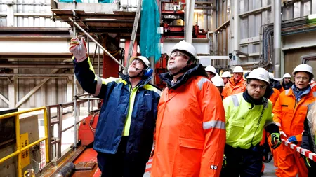 Marcel Ciolacu, în vizită pe platforma de foraj Transocean Barents. 