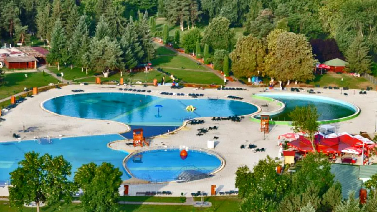 Cel mai mare ștrand din România, fără oameni în apă în prima zi din noul sezon, deși intrarea a fost liberă