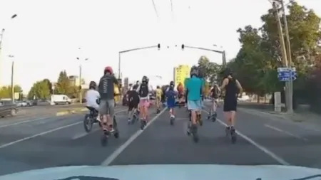 Motivul pentru care mulți dintre tinerii care folosesc TROTINETE electrice riscă dosare penale. Este vorba de o nouă modă periculoasă