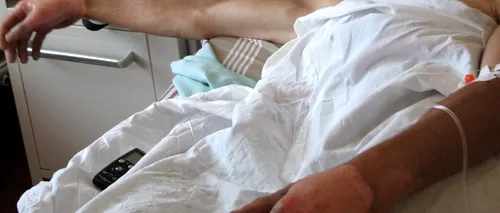 SE ÎNTÂMPLĂ ÎN ROMÂNIA. Muncitor în stare gravă la spital, după ce a sărit din mers dintr-o mașină condusă de un șofer beat