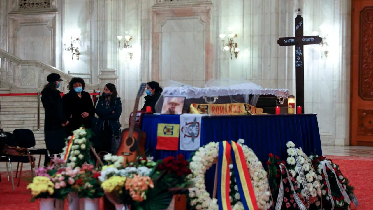 Sicriul cu trupul neînsuflețit al lui Victor Socaciu, depus la Palatul Parlamentului. Când va fi înmormântat artistul
