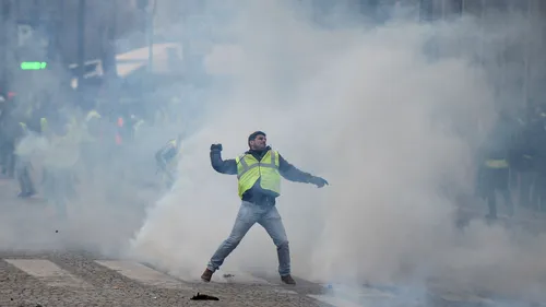Gloanțe de cauciuc și gaze lacrimogene contra VESTELOR GALBENE în Paris. Zeci de mii de francezi în stradă
