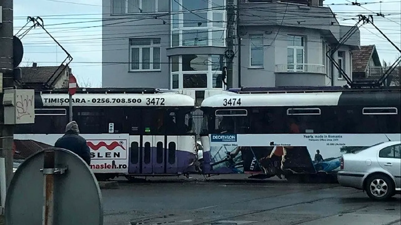 VIDEO | Două tramvaie s-au ciocnit frontal, într-o intersecție din Timișoara. Unul dintre vatmani nu i-a acordat prioritate colegului său