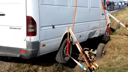 Căruță spulberată de un microbuz, în Suceava. O femeie și un copil din atelaj au fost răniți, iar calul a rămas prins sub autovehicul