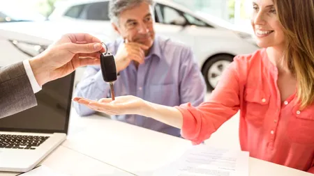Românii se plâng de bani, facturi și inflație, dar aruncă bani pe mașini noi. Industria auto a înregistrat creșteri semnificative în anul AUSTERITĂȚII