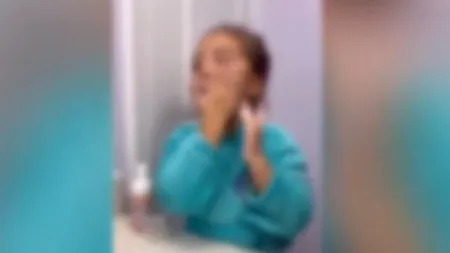 Obiceiuri PERICULOASE pentru copii. Tot mai multe fete sub 14 ani își fac propria rutină de îngrijire a pielii, influențate de clipurile de pe YouTube