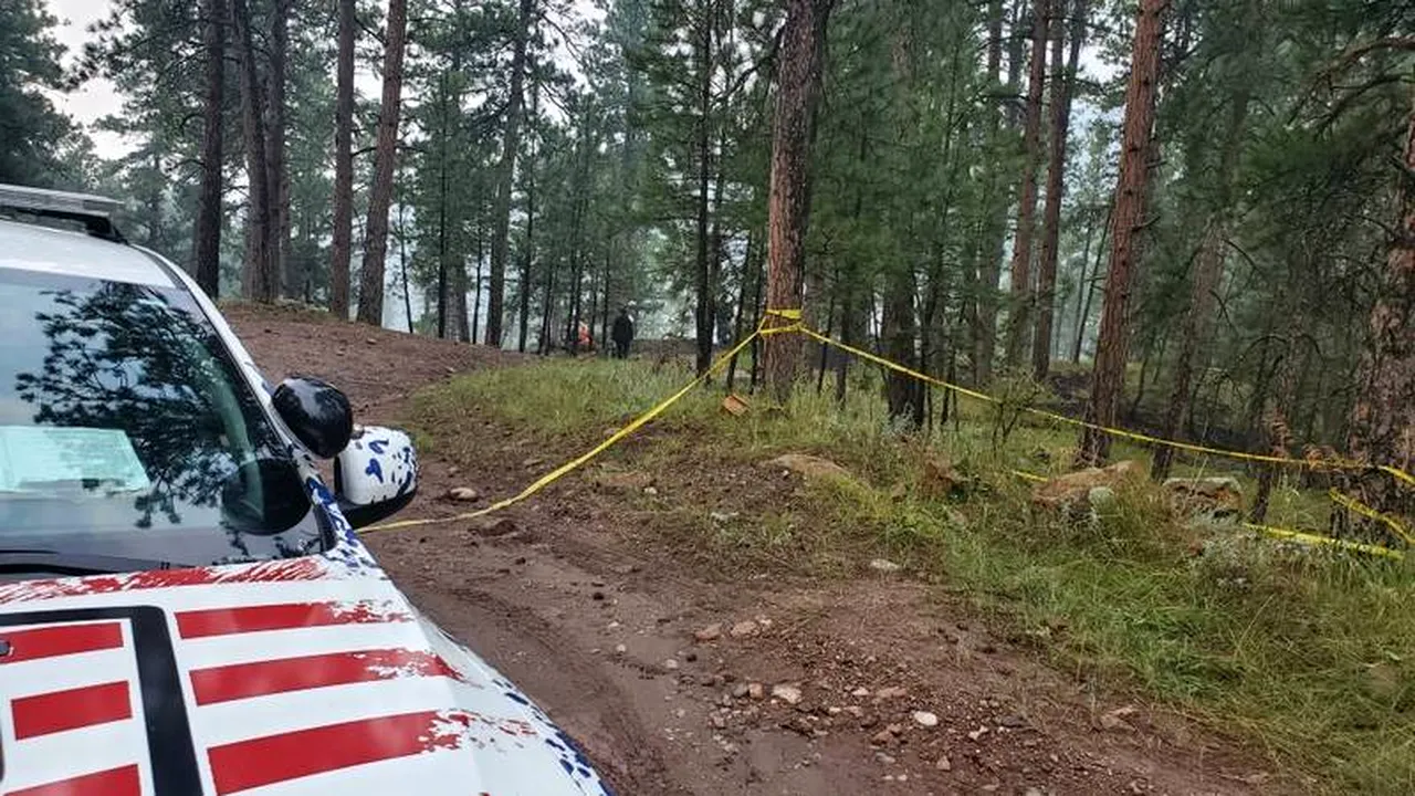 Cadavrele unui băiețel de 5 ani și a unei fete de 7 ani au fost plimbate în portbagajul unei mașini timp de un an de zile