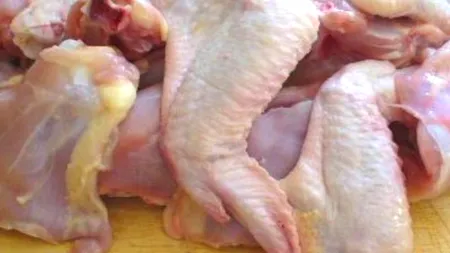 13 tone de CARNE DE PUI de la firmele evazioniștilor au fost RETRASE din magazine pentru că există suspiciuni că ar fi infestate cu Salmonella