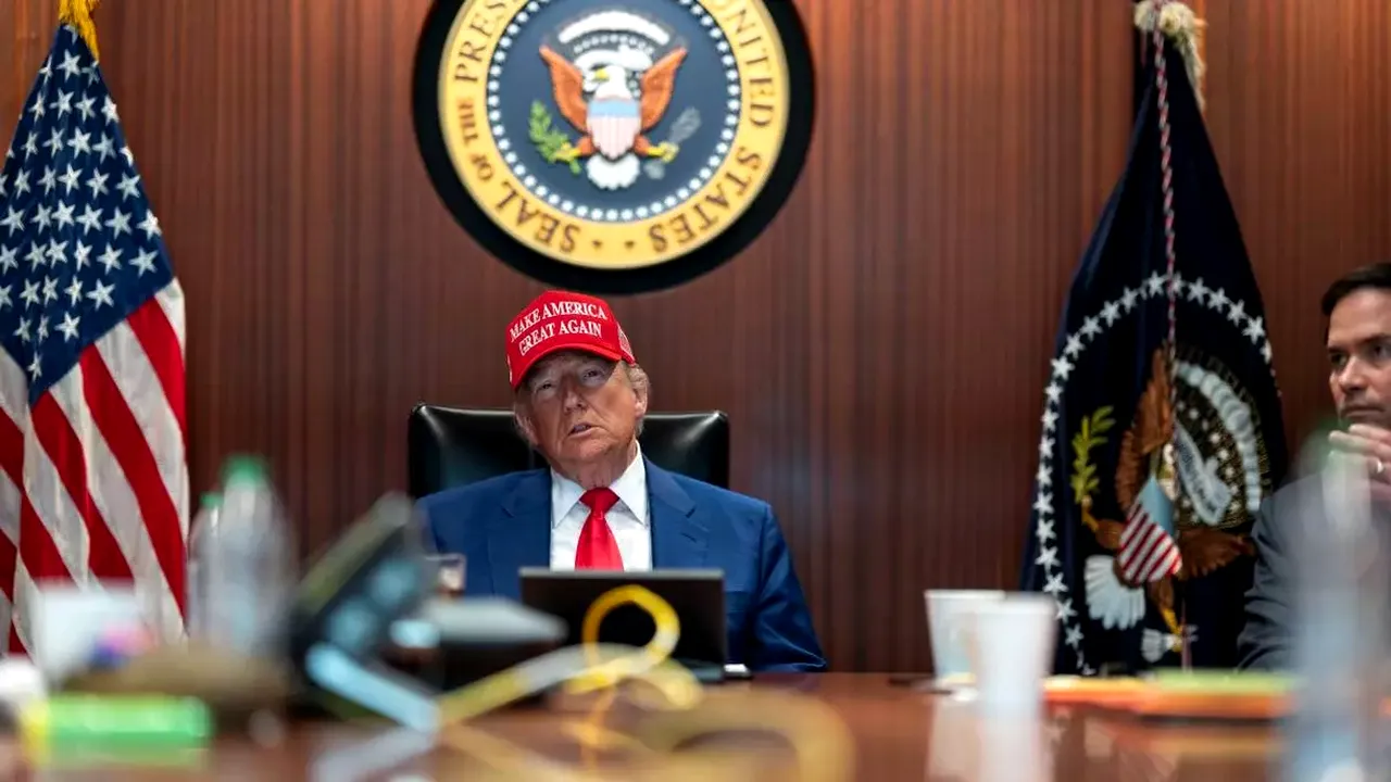 Cum a fost fotografiat Donald Trump în timp ce asista la distrugerea instalațiilor nucleare din Iran. Imagini rare din Situation Room