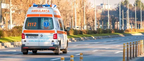 Două maşini care circulau pe o şosea din Mureş au lovit un bărbat căzut pe șosea. Victima a murit