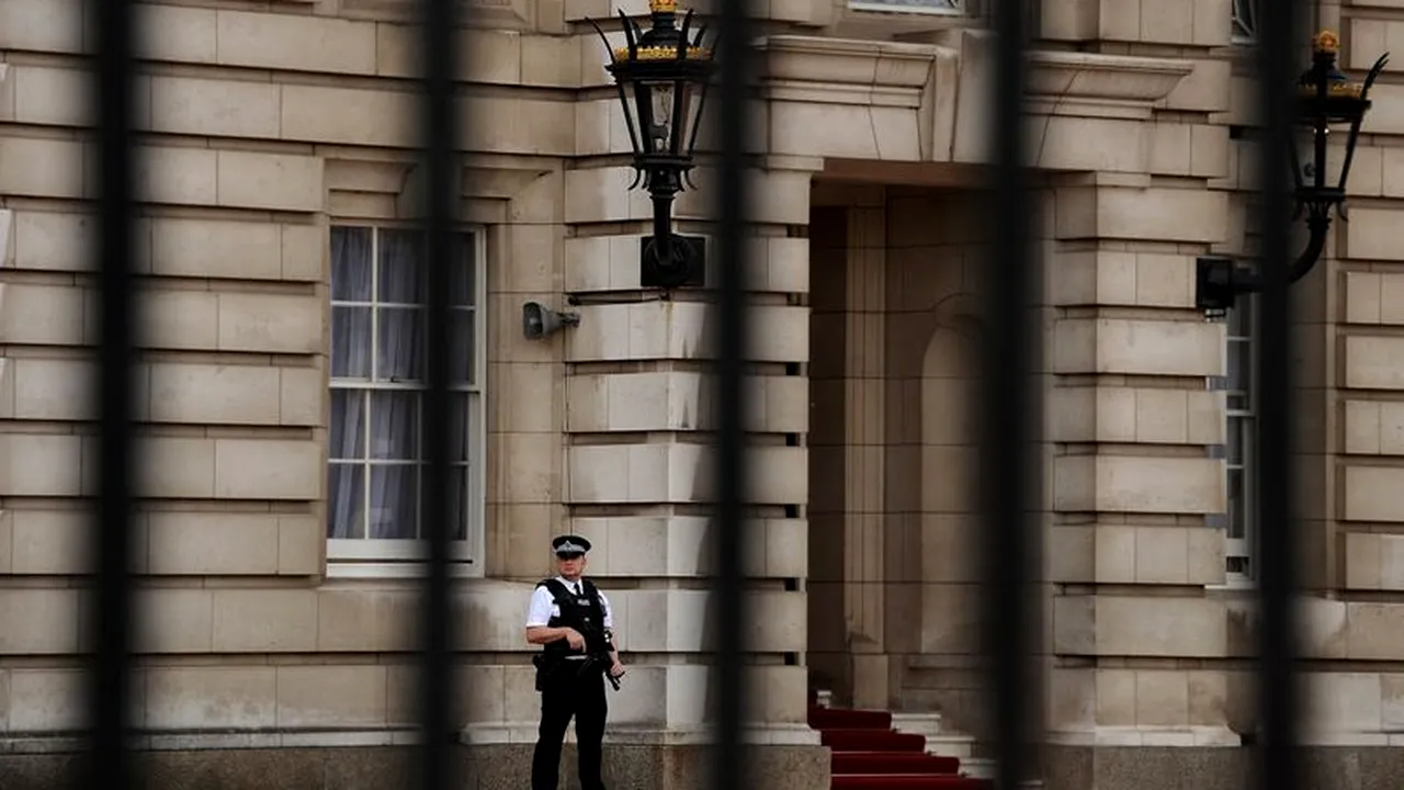 Un polițist britanic, arestat după descoperirea unor muniții la Palatul Buckingham