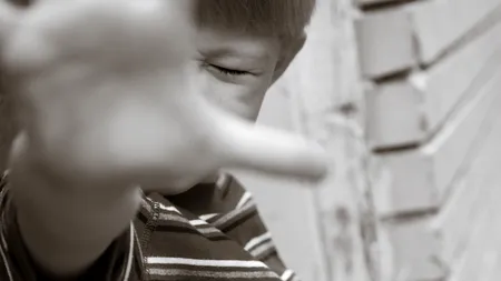 Bullying-ul scapă de sub control în școlile din România. Copil bătut și terorizat zilnic de colegi în Bihor: Noaptea se trezește plângând. Diriginta ne-a sfidat și ne-a râs în față