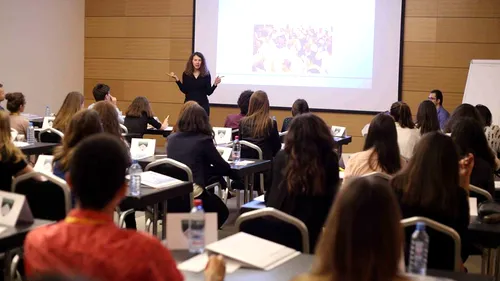CCR a stabilit vârsta până la care pot munci femeile din România