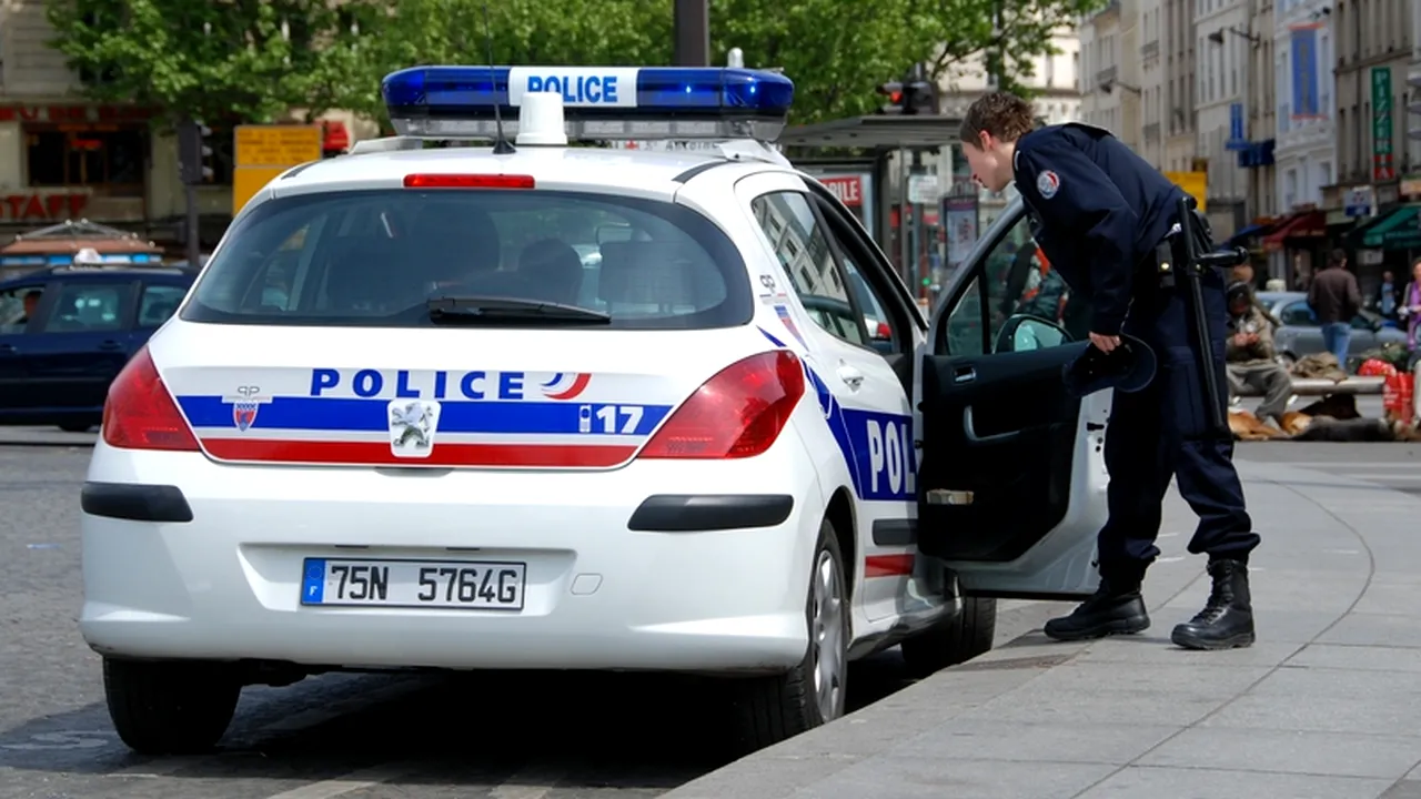 Proiect de lege în Franța. Polițiștii nu vor răspunde penal dacă folosesc arma în timpul liber, pentru a împiedica producerea unor atentate