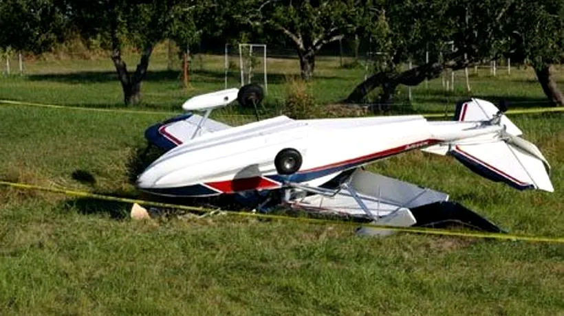 Un avion de mici dimensiuni a aterizat forțat; pilotul nu a fost rănit, dar aparatul a fost avariat