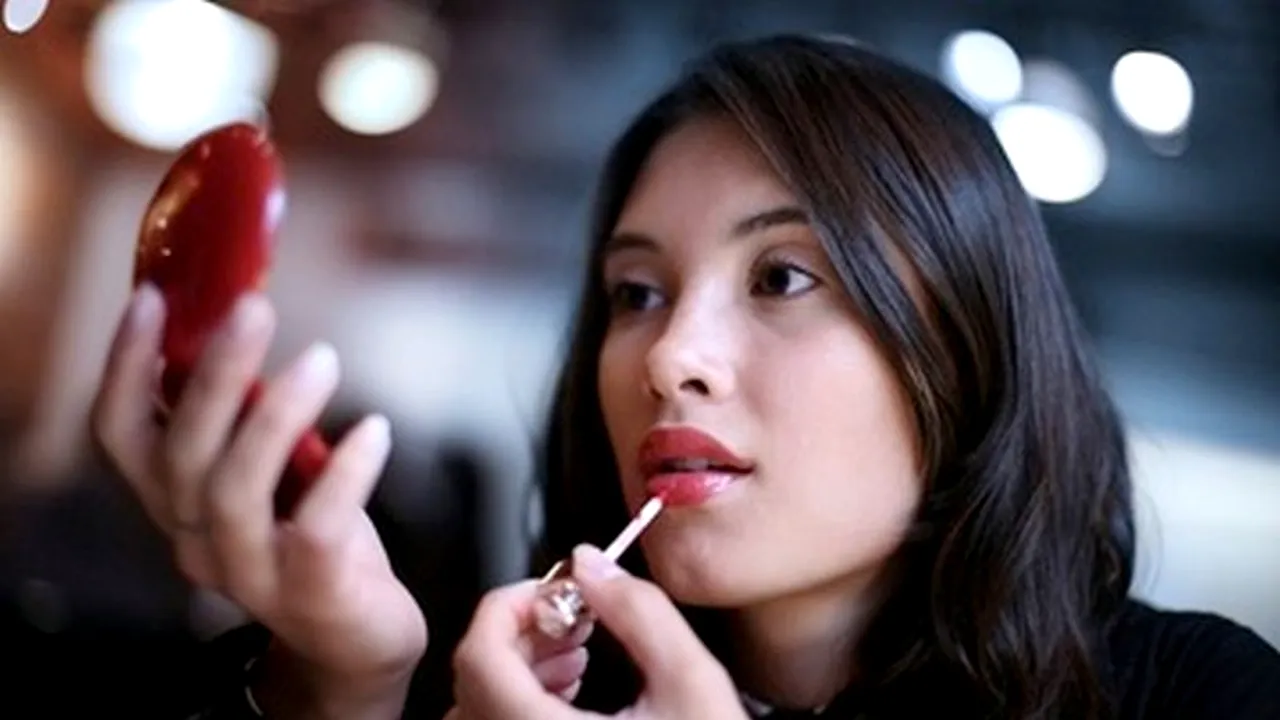 Femeile care poartă această culoare devin mai atractive - studiu