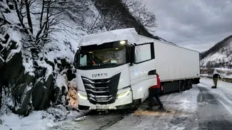 Circulaţia a fost reluată pe Valea Oltului, dar se desfăşoară cu dificultate. Un autocamion a blocat deszăpezirea pentru câteva ore