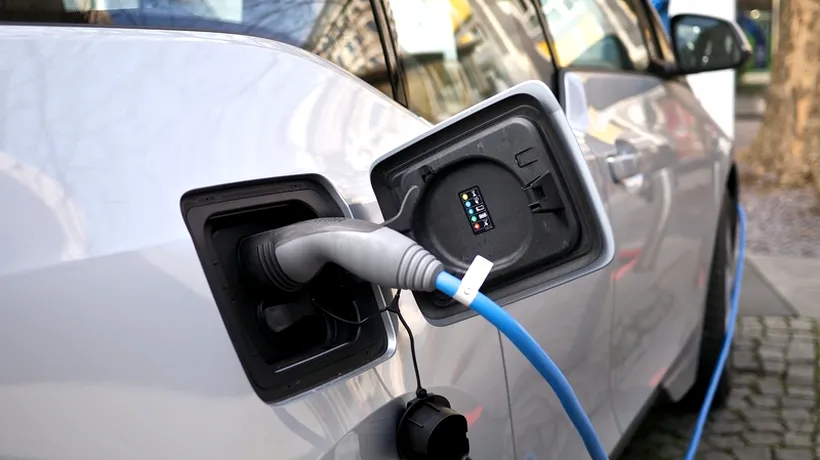 Primul oraș din România care își cumpără automobile electrice și face puncte de încărcare descoperă că nu le poate înmatricula