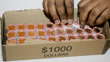 Răzbunarea unui tată furios: a plătit 150.000 de dolari în 4 tone de monede