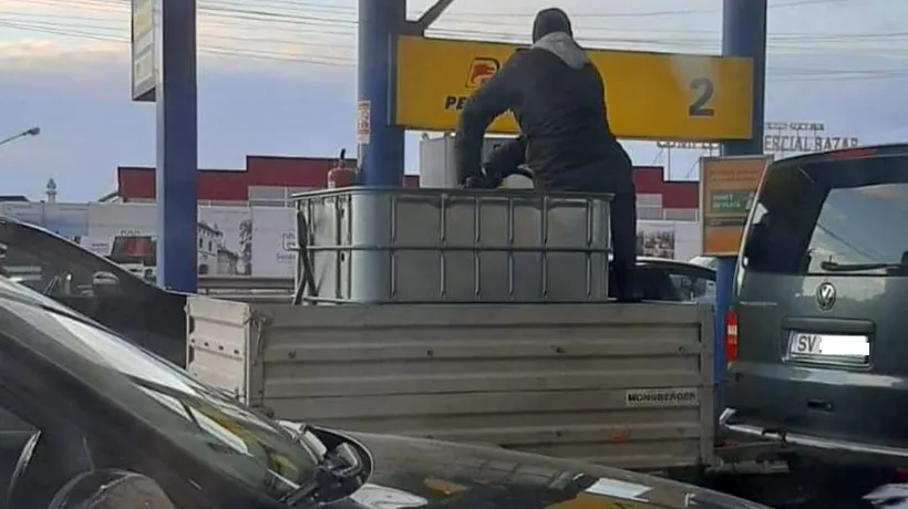 Imaginea zilei vine de la o benzinărie din Slatina. De teama majorării prețurilor, un bărbat a făcut „plinul” unui recipient de 1.000 de litri