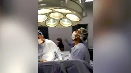 Anchetă în Chile după ce medici, aflați în operație, s-au oprit să urmărească meciul de fotbal cu Portugalia. VIDEO incredibil