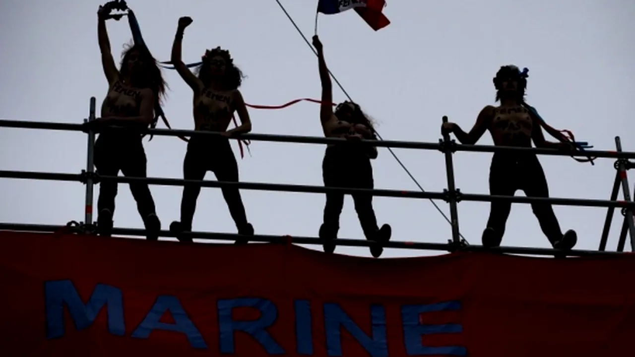 Protest în fața secției unde a votat Marine Le Pen. Mesajul afișat de Femen