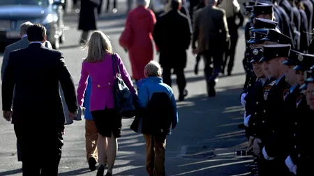 Ghiozdanul antiglonț cu Mica Sirenă, la mare căutare după masacrul din Newtown